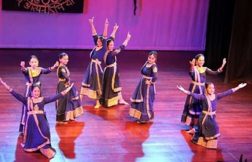 singh muestra danza india